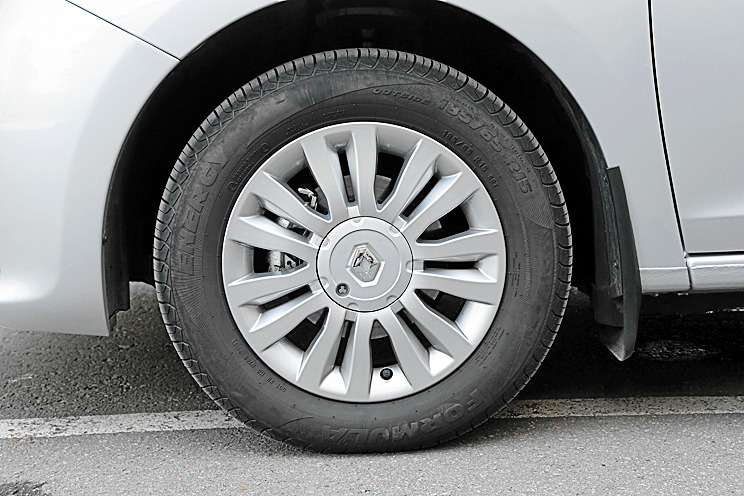 Легкосплавные 15-дюймовые колесные диски – тоже только в Luxe Privilege, во всех других комплектациях – стальная «штамповка» 