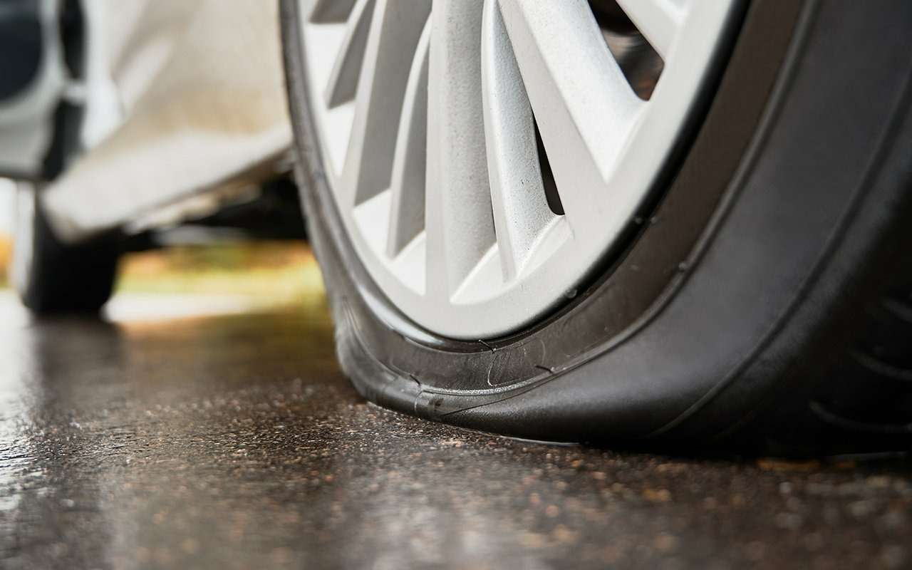 Если вдруг нет таблички с рекомендованным давлением в шинах – прибавьте 0,2 – 0,4 бара к обычному для поездки на груженом автомобиле. Так меньше шансов пробить шину или повредить кромку колесного диска.