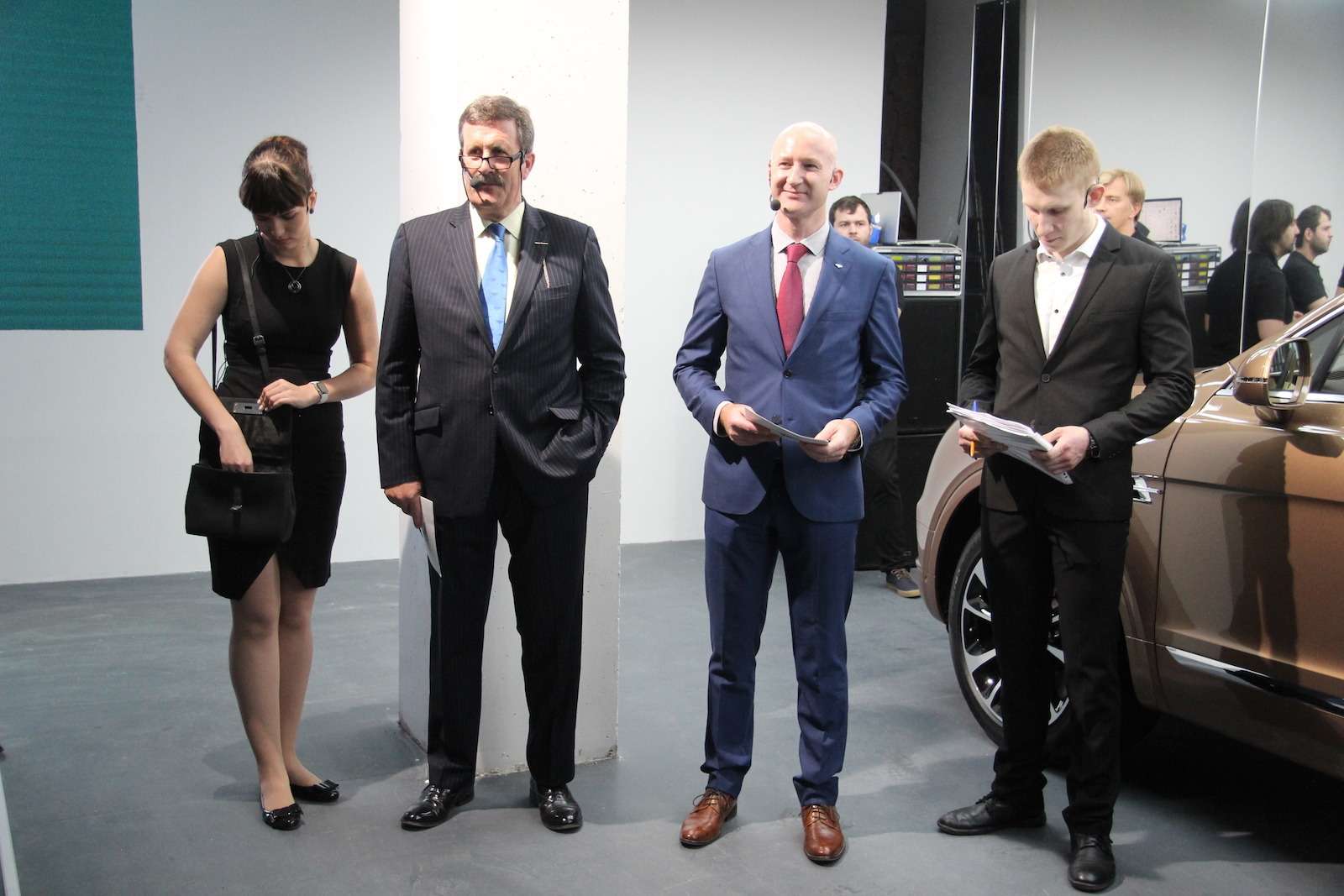 Ричард Чарльзворс, посол марки, курирующий связи с королевской семьей и VIP-клиентами, а также направление Bentley Heritage Collection (на фото - второй слева).