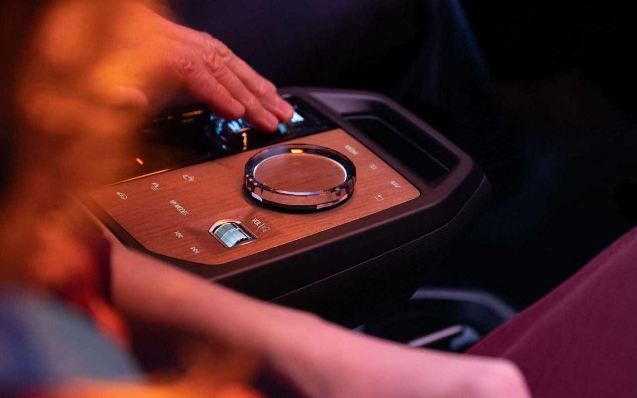 Сплошной огромный экран: BMW показала новую приборную панель — фото 1231351