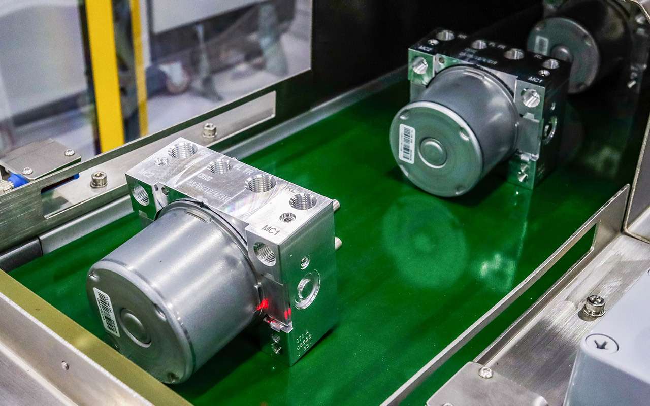 Гидроблок АБС со всеми клапанами и мотор-насосом собран. Осталось прикрутить электронный блок управления и индукционные катушки – это тоже делают роботы.