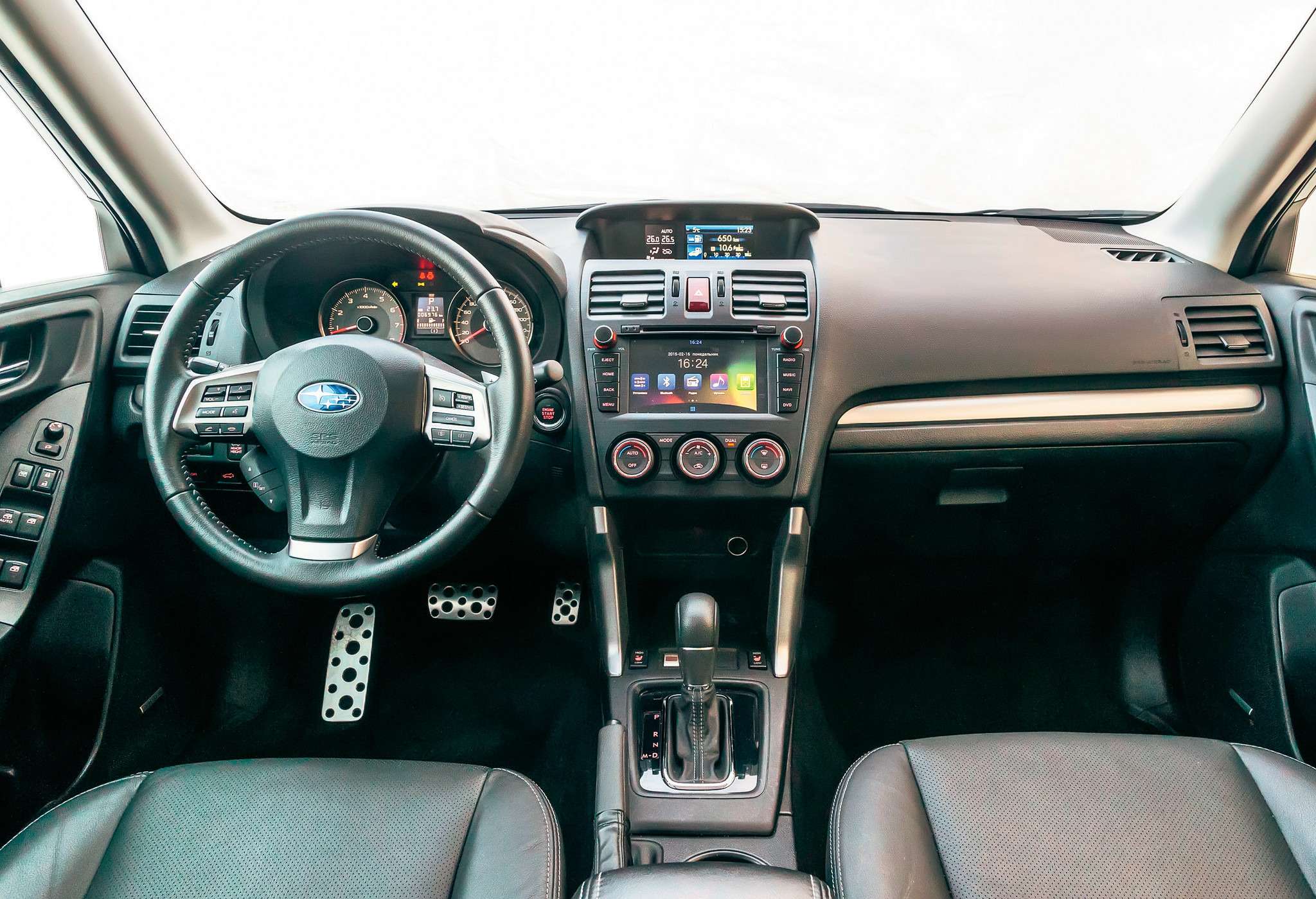 Subaru Forester. Интерьер Subaru удобен и неплохо отделан. Передняя панель – из мягкой пластмассы, органы управления хороши. Впечатление портит откровенно неудачная мультимедийная система на платформе Android да грубый пластик дверных панелей.