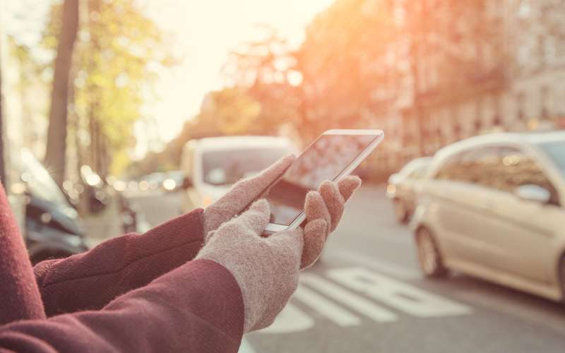 Смартфон предупредит гаджетомана в наушниках о приближающемся автомобиле