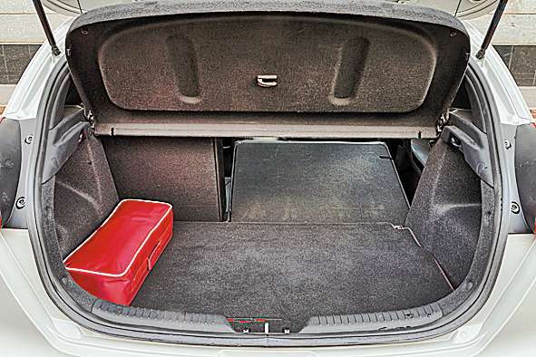 Багажник вмещает 380 л, как и у соперника, под фальшполом удобный органайзер и докатка