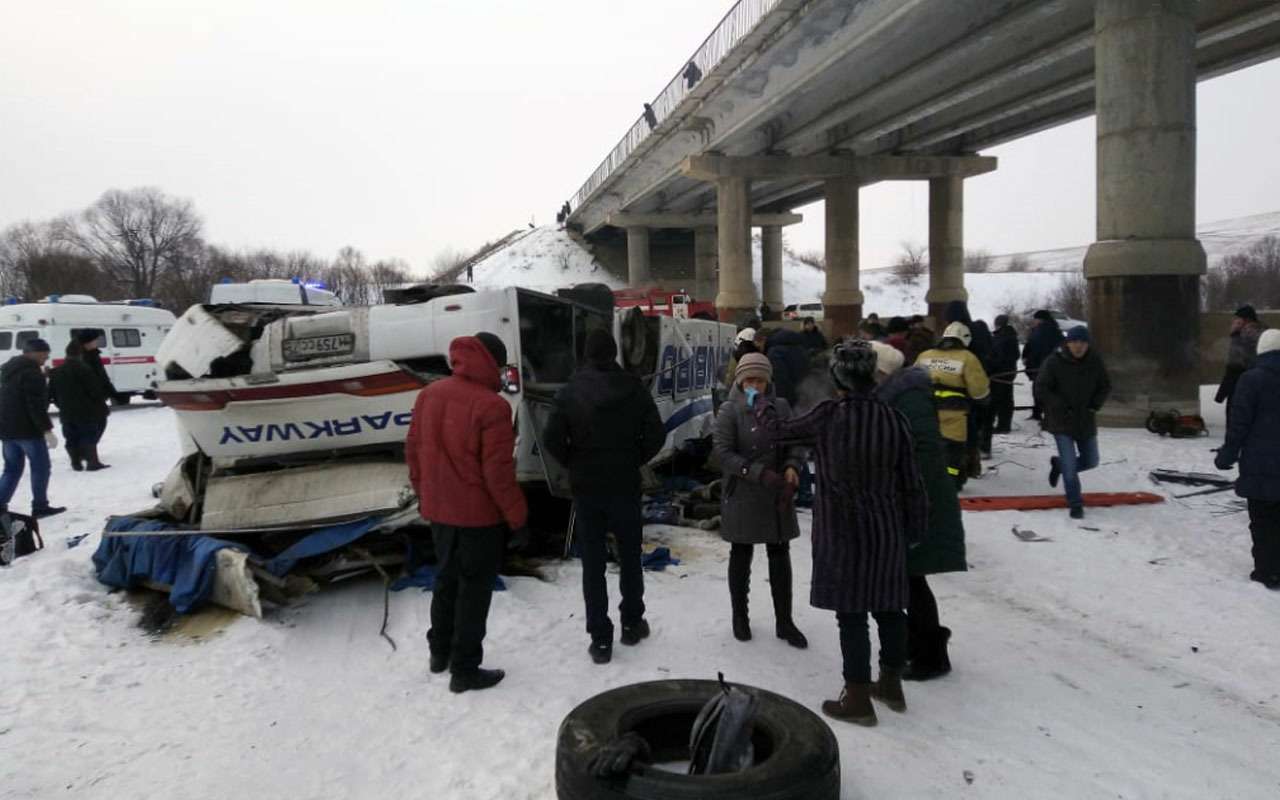 19 человек погибли в упавшем с моста автобусе — фото 1013524