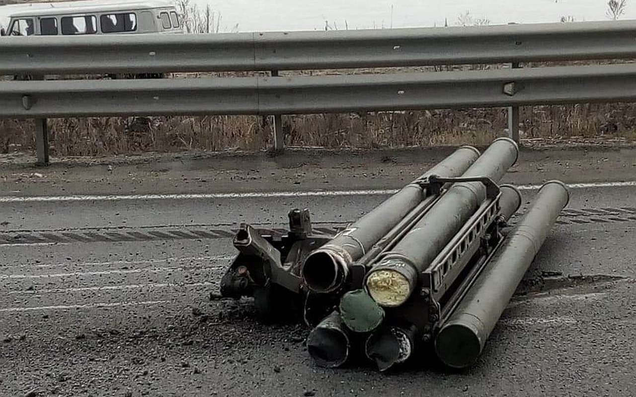 Ракеты рассыпались (реально!) — во Владивостоке опрокинулся КАМАЗ — фото 956212