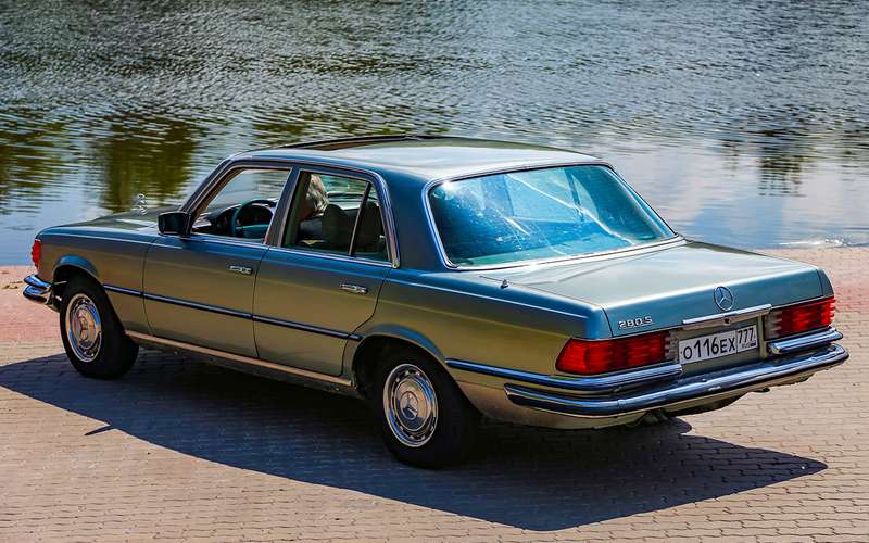 В далеких 1970-х сенсационный Mercedes-Benz семейства W116 стал эталоном в своем классе.