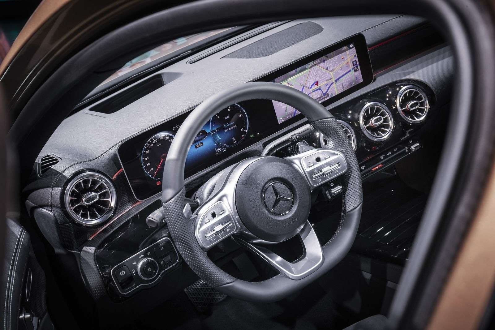 Mercedes-Benz A-класса растянули до размеров Камри! — фото 865729