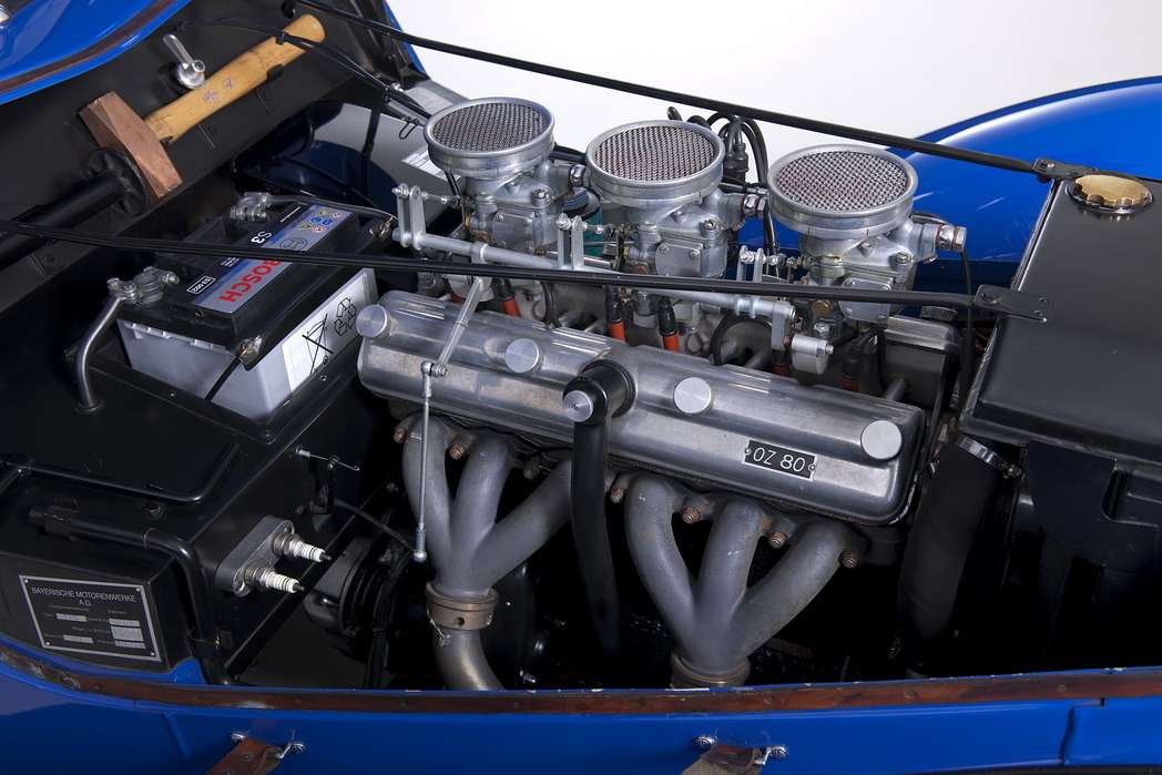 Двигатель автомобиля под одним из первых капотов аллигаторного типа.