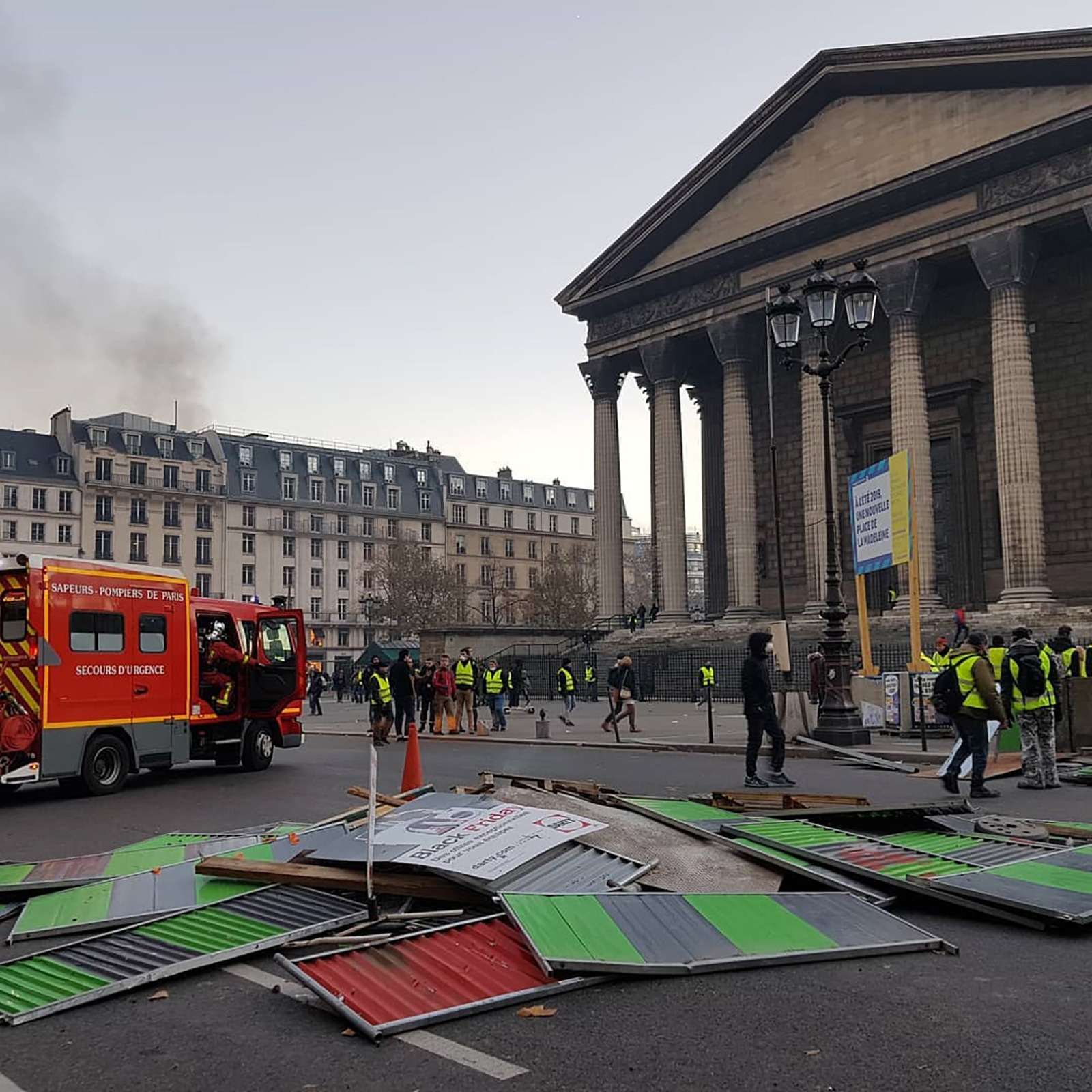 Как французы протестуют против роста цен на топливо: баррикады против водометов — фото 926161