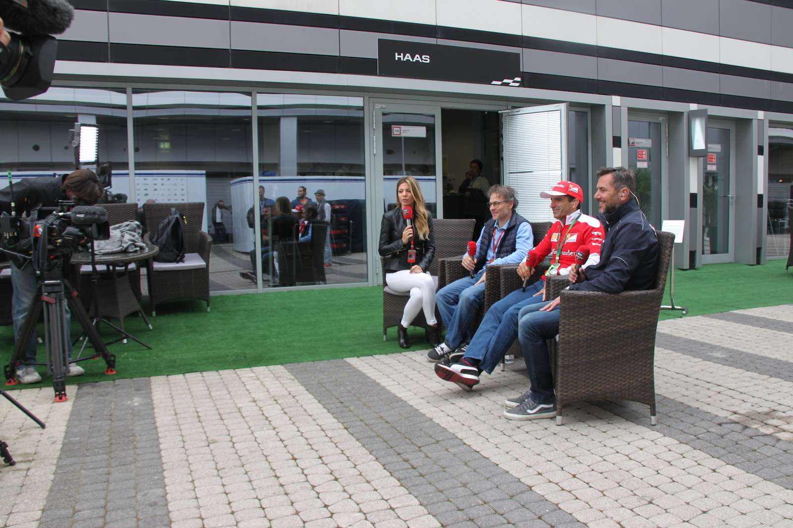 Тест-пилот Ferrari Марк Жене дает интервью одному из телеканалов. Нам также удалось перекинуться с Марком парой фраз. Испанец признался, что тоскует по старым Ferrari F2004 и F2008, поскольку уровнем прижимной силы нынешние болиды им всерьез уступают.