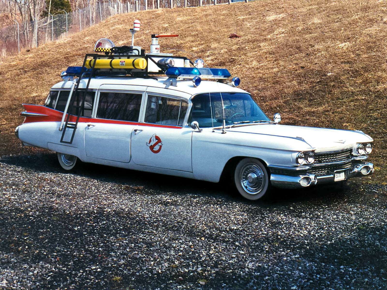 Ectomobile ECTO-1 – «Охотники за привидениями». Не менее культовым можно считать боевой автомобиль охотников за привидениями. Эктомобиль был переделан из модели Miller-Meteor Futura для скорой помощи. Он, в свою очередь, построен на базе Cadillac Fleetwood 1959 года. Автомобиль сопровождал героев в обеих частях фильма. А вот в новом эпизоде, стартующем в этом году, в качестве автомобиля охотников используется универсал на базе все того же Cadillac Fleetwood, но уже модели 1976 года.