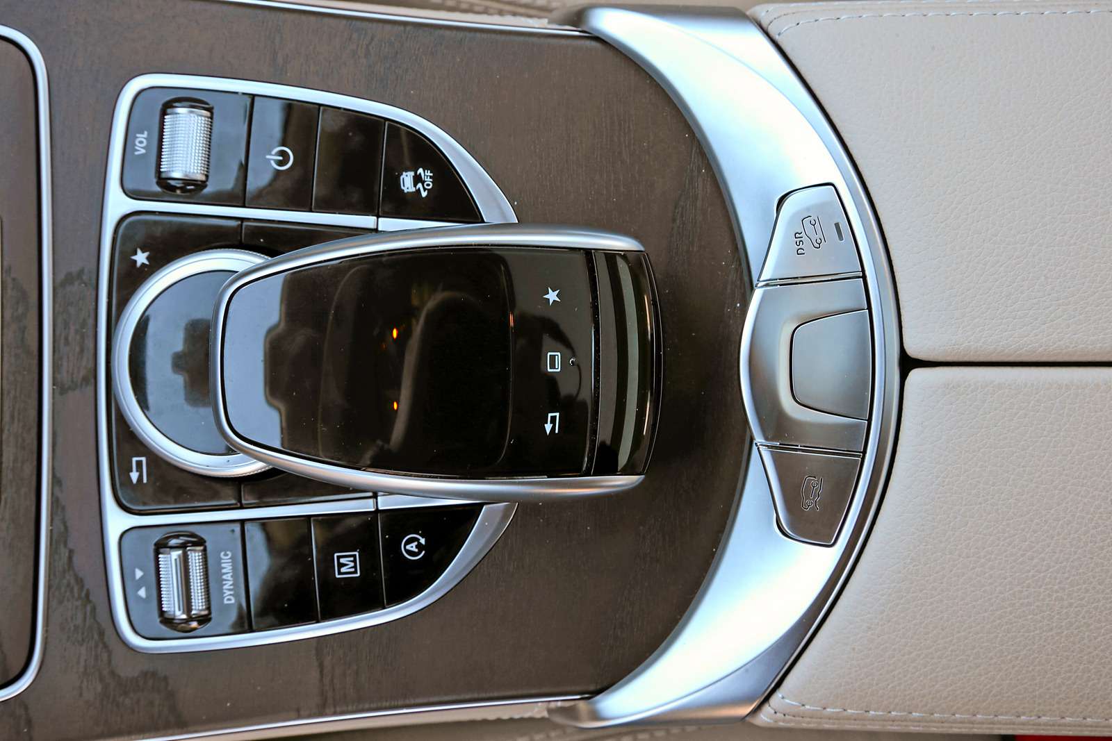 Mercedes-Benz GLC 300. Как водится у Мерседесов, блоки управления настройками кресел вынесены на двери.На центральном туннеле клавиша выбора режимов движения. В «спорте» девятиступенчатый автомат 9G-Tronic работает безупречно.