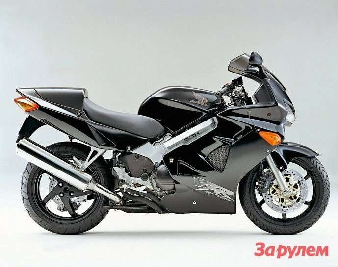 1998. Honda представила новый спортивно-туристический мотоцикл – VFR800, сменивший на конвейере 750-кубового предшественника.