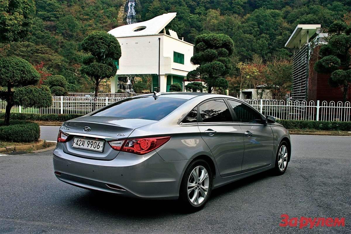 Hyundai Sonata: Дуга, еще дуга, резкая линия — получается «Соната», гармоничная, как ее имя на фоне дома-рояля.