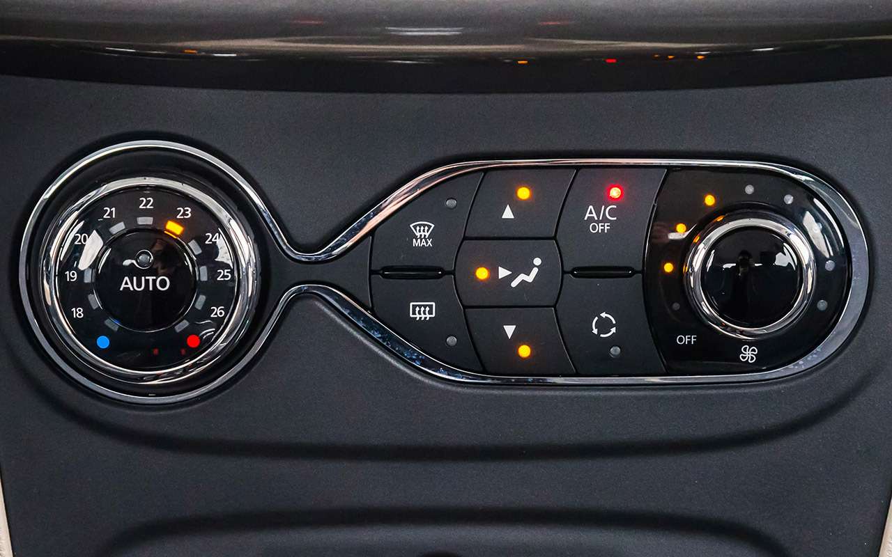 В нашей троице только климатический блок Renault имеет индикацию точных значений температуры. При этом скомпонован чересчур сложно. Горящая лампочка на кнопке активации конди­ционера означает, что он выключен. Как так?