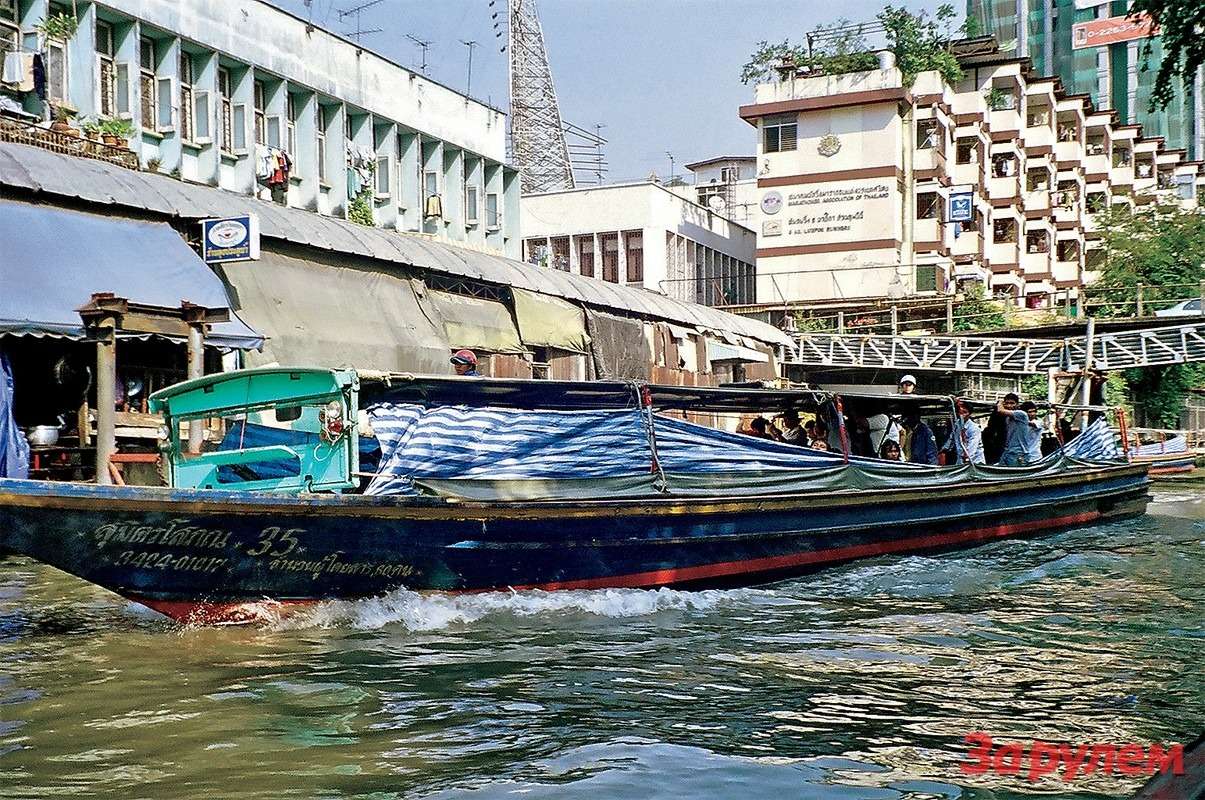 Лодки-маршрутки регулярно курсируют по реке Чаопрайя и многочисленным каналам.