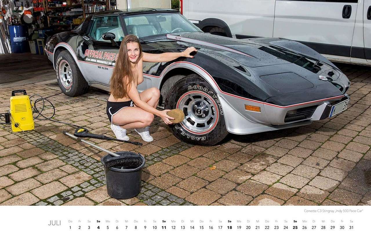 Девушки на автомойке — пожалуй, лучший календарь 2021 года — фото 1203387