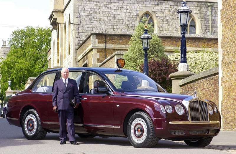 Один из двух Bentley State Limousine королевы Великобритании и Северной Ирландии Елизаветы II с персональным водителем.