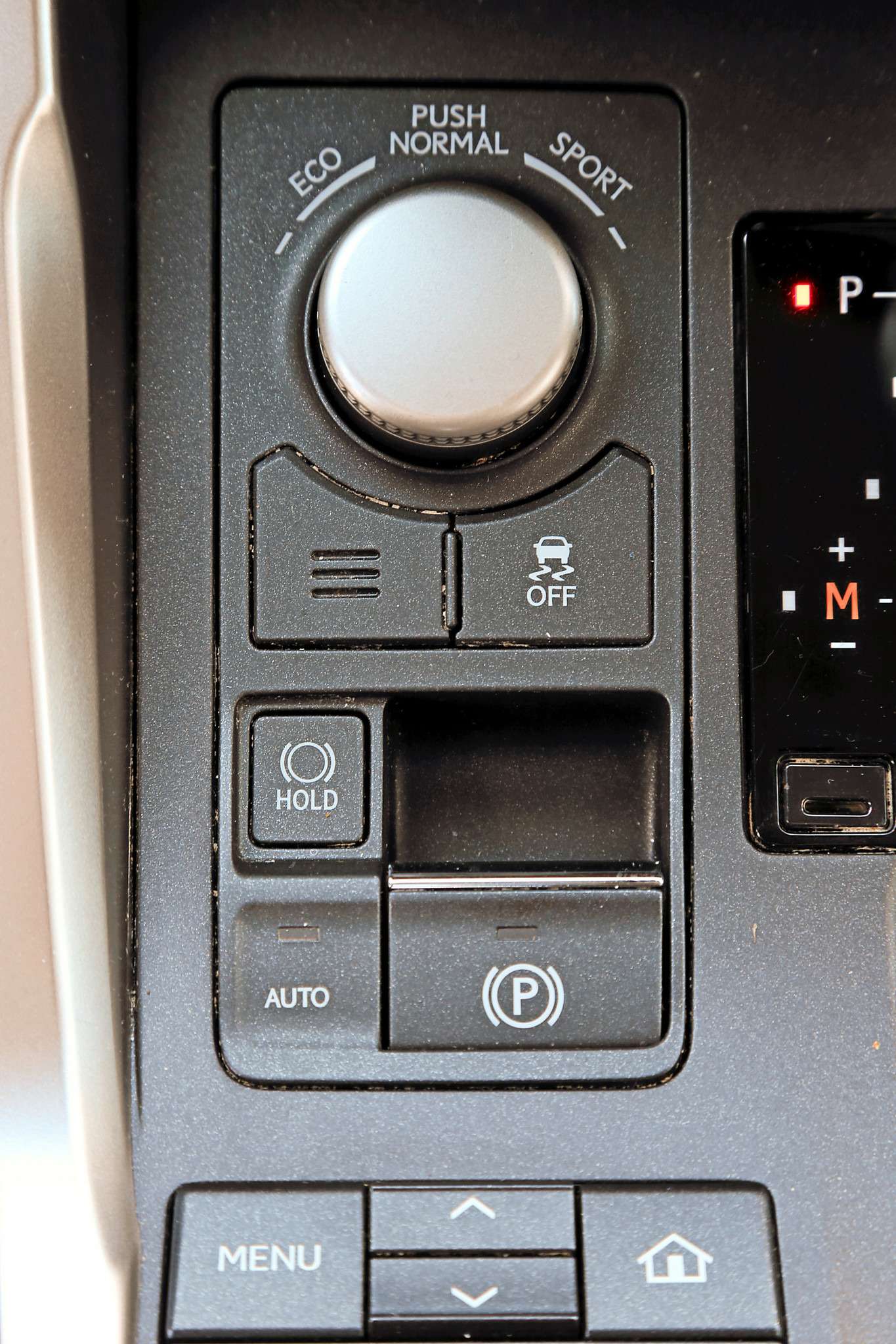 Lexus NX 200t. Рядом с селектором АКП – контроллер выбора режимов движения: Sport добавляет поведению автомобиля не столько спортивности, сколько нервозности