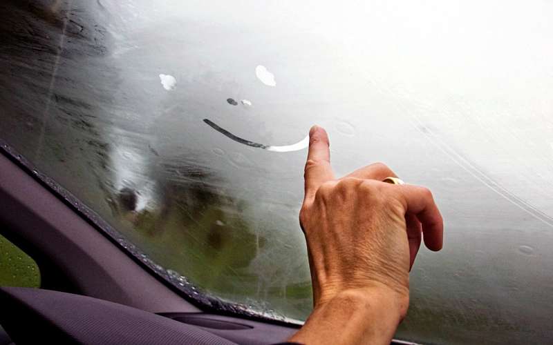 Потеют стекла в автомобиле: причины и способы устранения