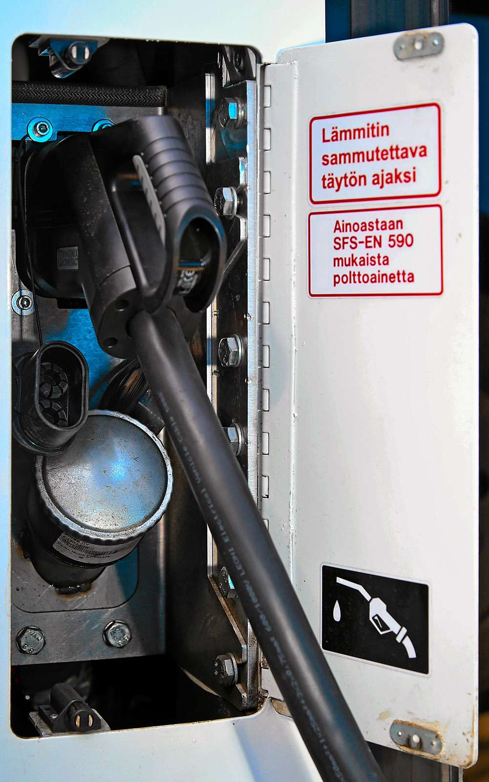 Разъем для медленной зарядки от сервисной станции. Под ней – горловина 50‑литрового бака автономного дизельного отопителя.