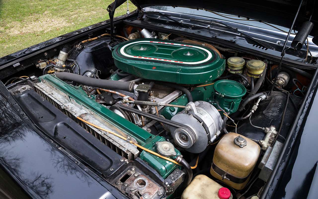 Двигатель V8 рабочим объемом 5,53 л с двумя карбюраторами развивал 220 л.с.