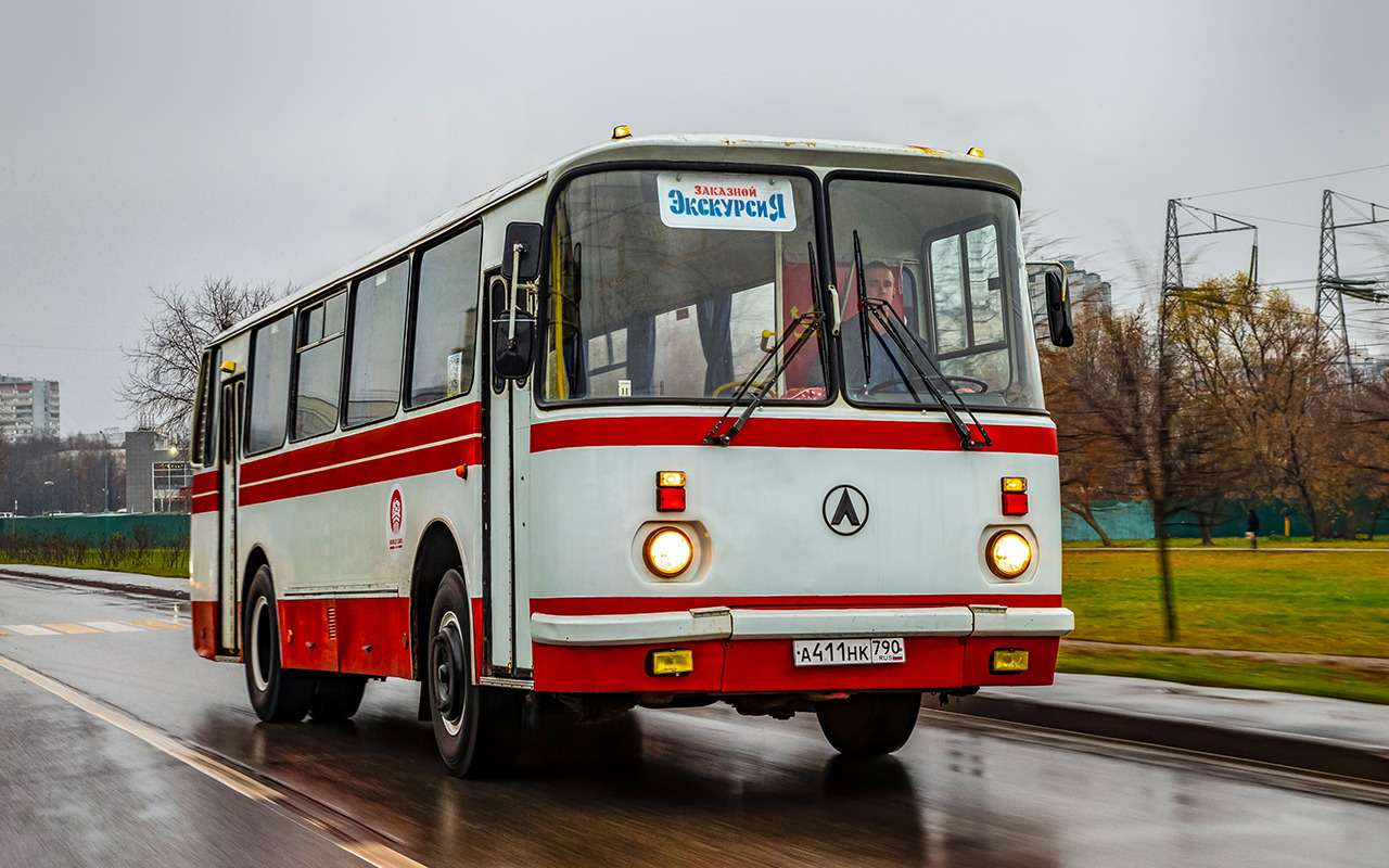 На автобусе в космос, спорткар из Запорожца... —6 странных машин СССР — фото 1303906