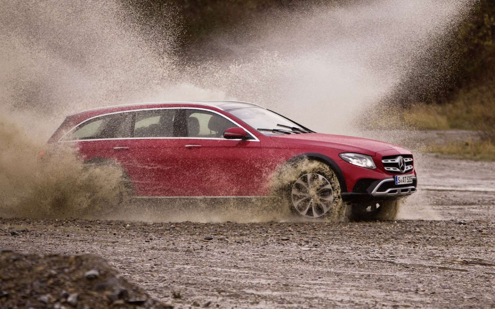 Mercedes-Benz E-класса All-Terrain окунулся в грязь — фото 674998