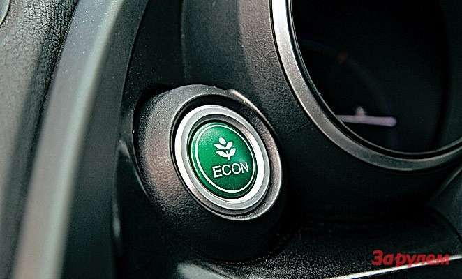 Зеленая кнопка меняет не только настройки машины, но и цвет шкалы спидометра.