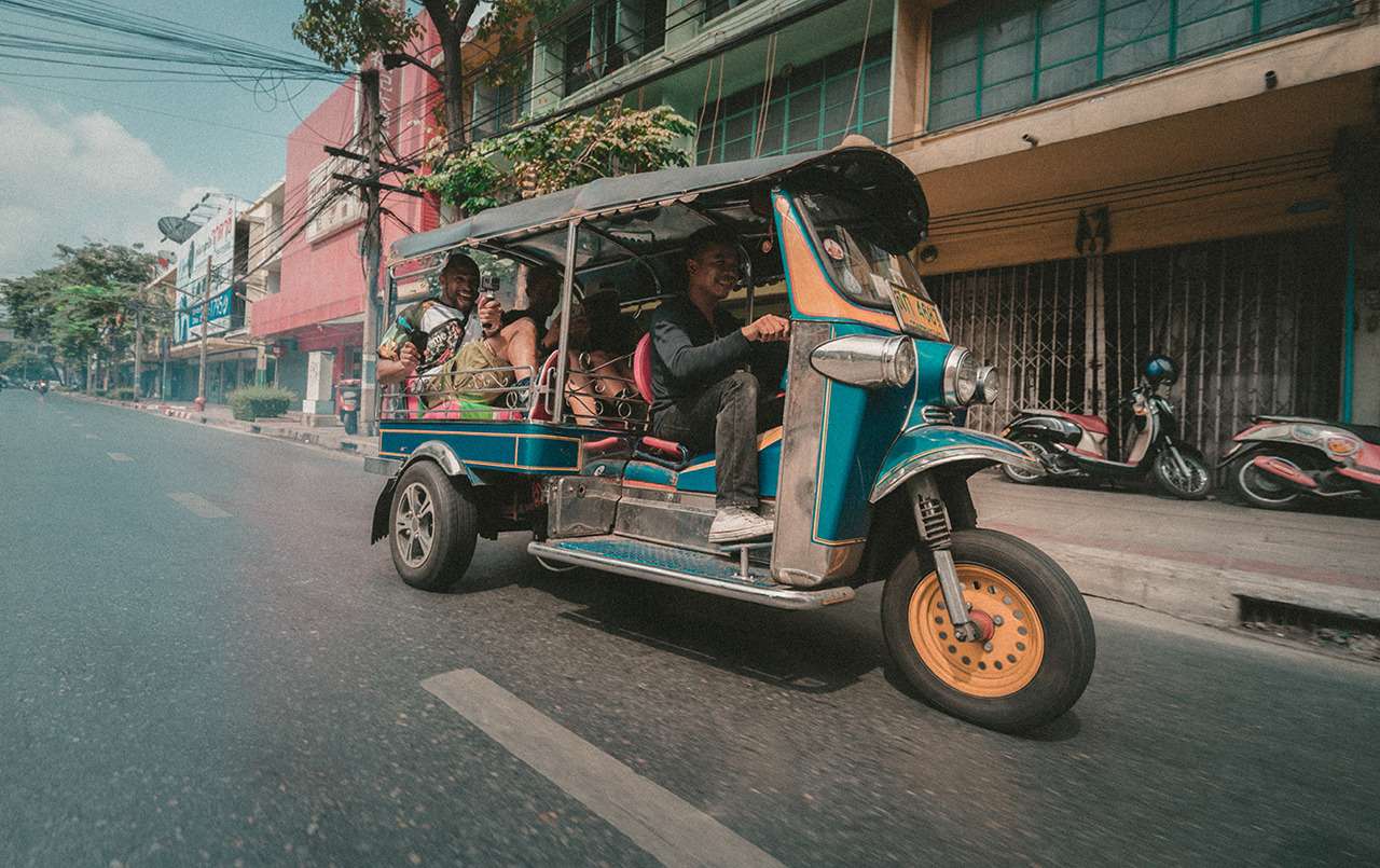 Лень крутить педали и бегать привела к тому, что некоторые рикши пересели на трехколесные мотороллеры. Особенно такое такси популярно в Тайланде, где его называют Тук-тук, что переводится как «дешево». Дешево или нет, но возит такое такси людей быстро и с ветерком.