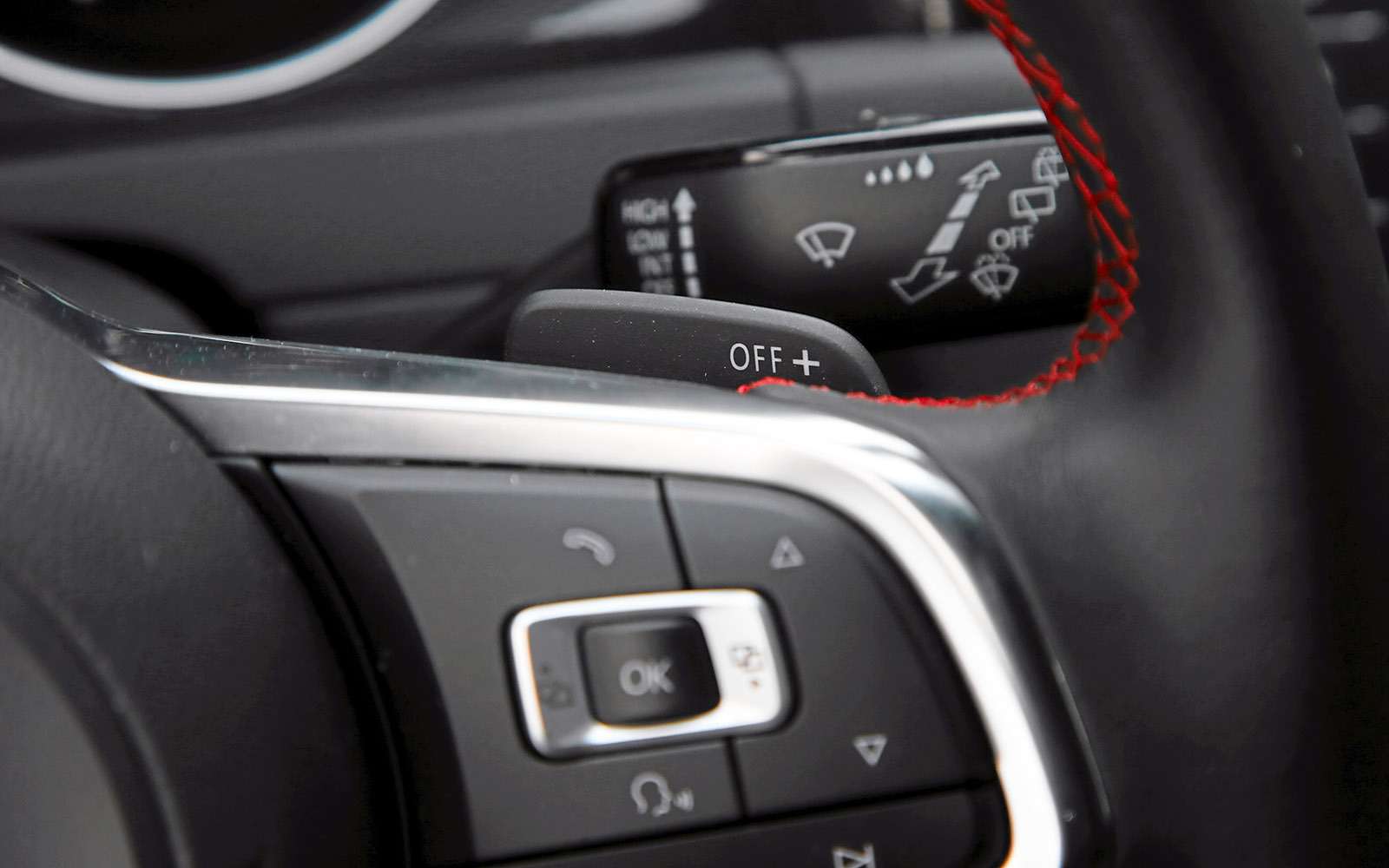 VW Golf GTI против Infiniti Q30 —  кто любит погорячее — фото 710184