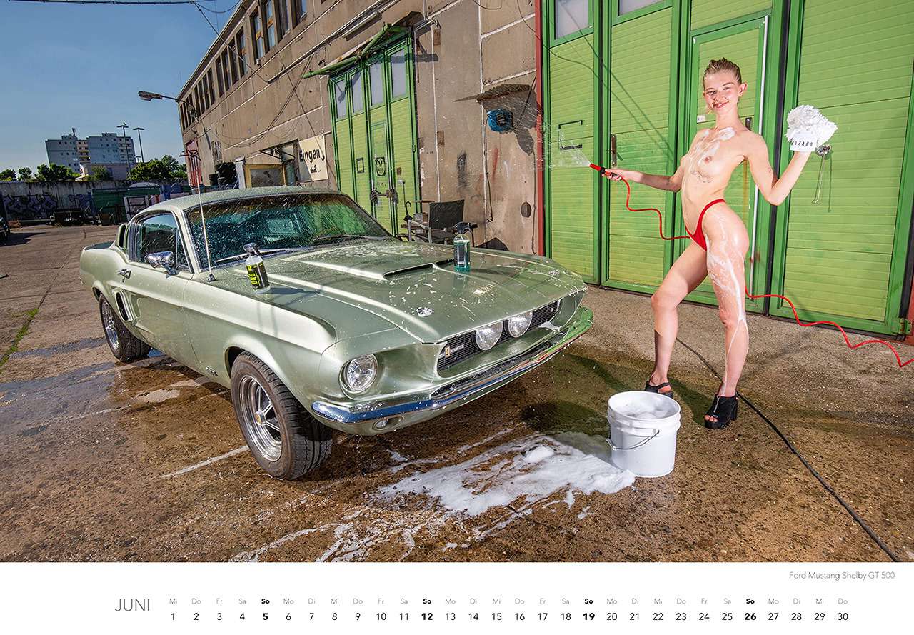 Пикантная автомойка: полуодетые красотки в календаре-2022 — фото 1294154