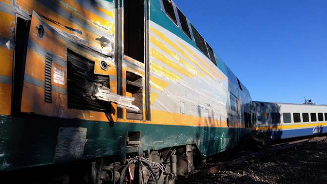 В Канаде городской автобус столкнулся с поездом, есть жертвы (ВИДЕО) — фото 143069