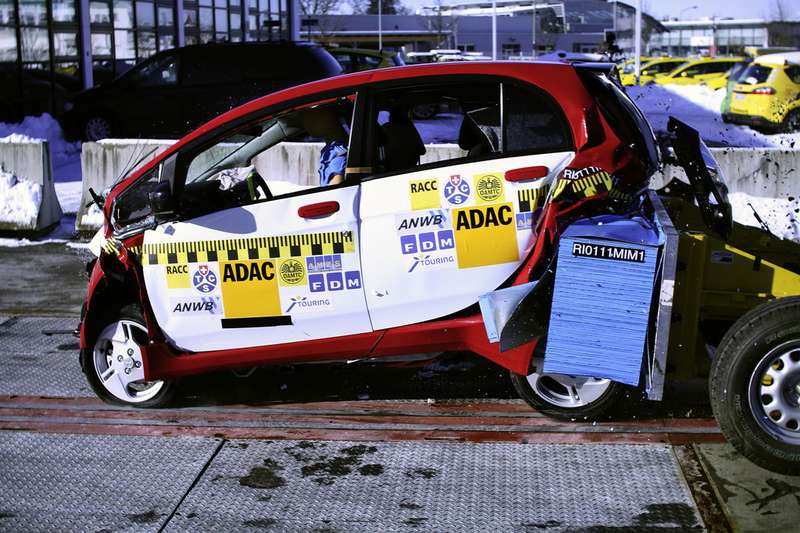 EuroNCAP разбил Электрокар Mitsubishi i-MiEV "на четверку"