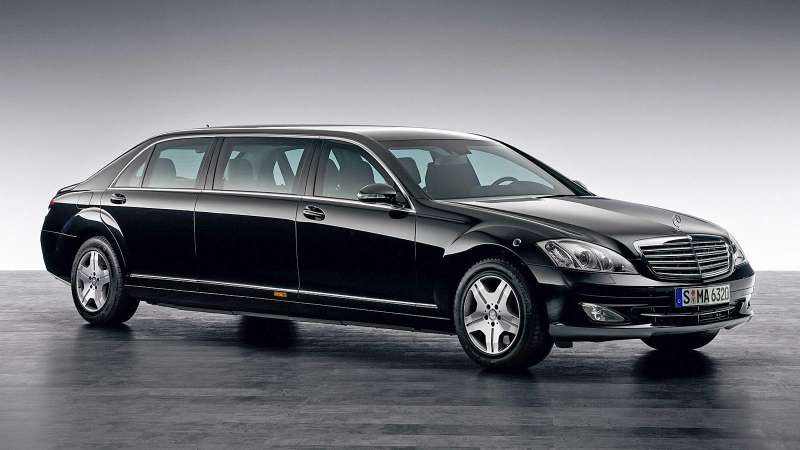 Основной служебный автомобиль белорусского президента, равно как и глав многих других стран, – броневик Mercedes-Benz S600 Pullman Guard.