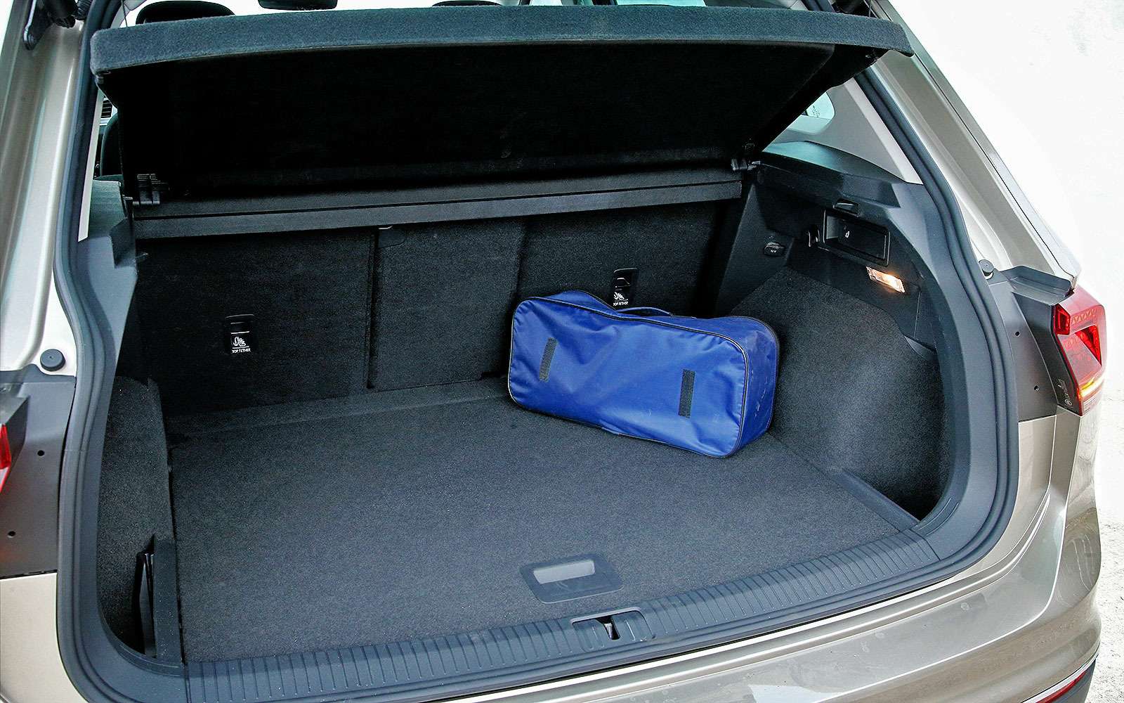 Багажник порадовал правильной формой и вместительностью — его объем, по нашим замерам, 356 литров.