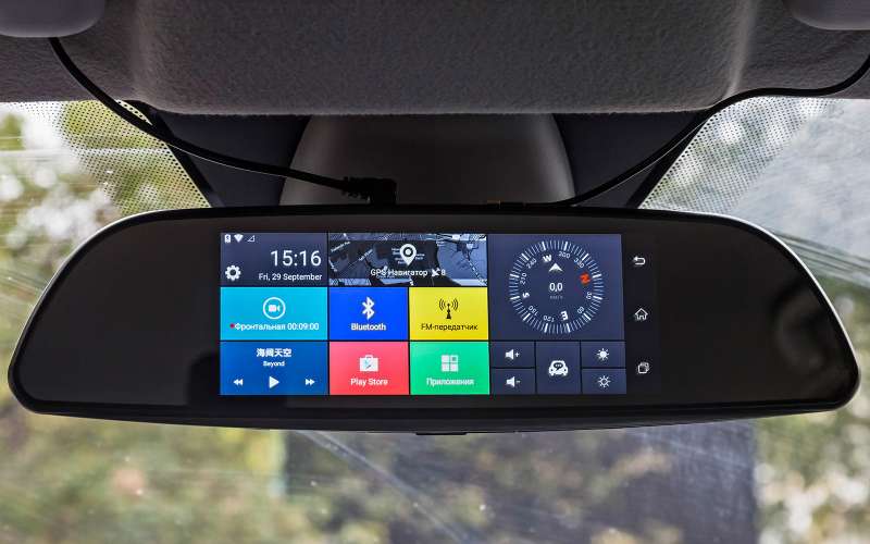 В ParkCity DVR HD 900 собраны все полезные для водителя функции: Bluetooth для разговоров по телефону, FM-трансмиттер, навигатор, база камер фиксации нарушений, двухканальный видеорегистратор и камера заднего вида.