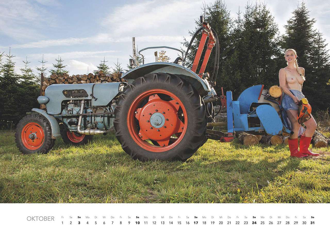 Первый календарь на 2021 год: не очень одетые трактористки (18+) — фото 1196281