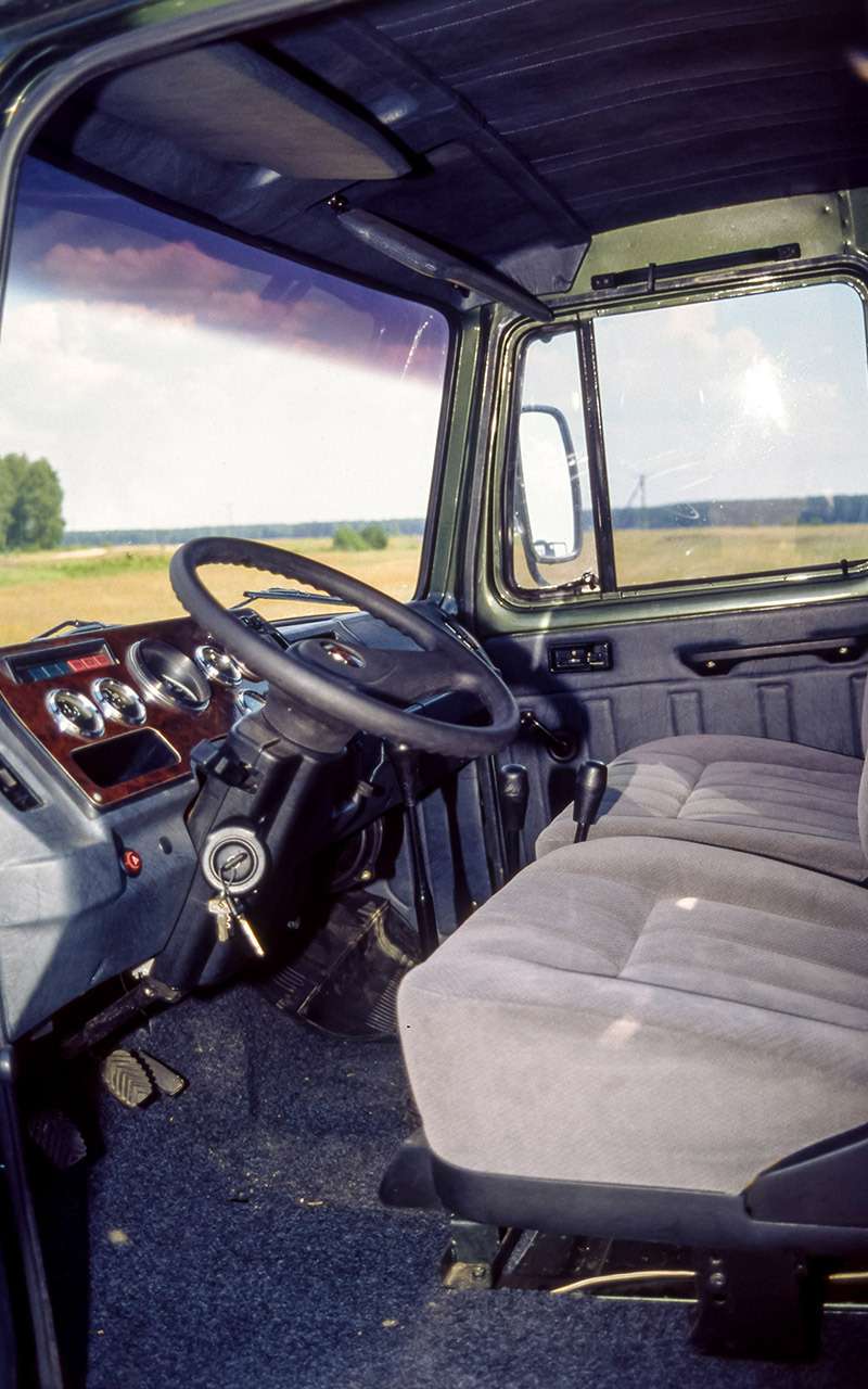 Кабина грузовика ГАЗ‑3307, используемая для Атамана, обусловила своеобразную эргономику – высокую посадку и руль, установленный почти горизонтально.