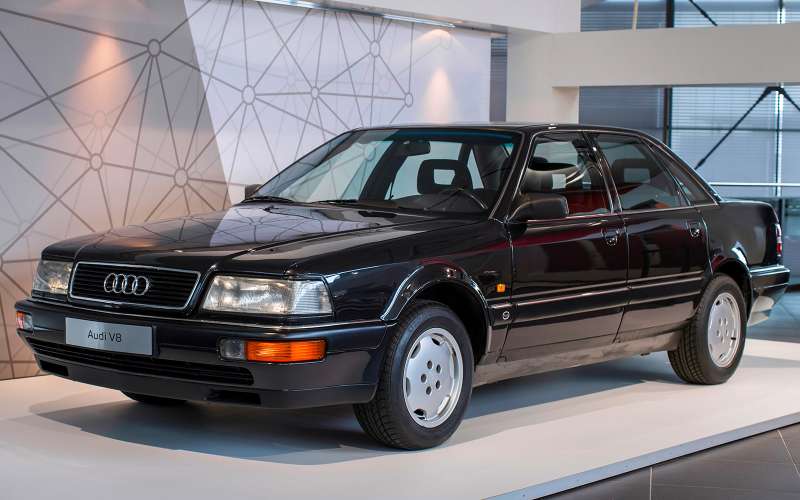 Audi V8 образца 1988 года мог стать первым серийным автомобилем с алюминиевым несущим кузовом. Инженеры были крайне разочарованы решением руководства компании поставить на конвейер стальной кузов. На фотографии – опытный Audi V8 с алюминиевым кузовом. Машина собрана по обходной технологии и длительное время ездила по дорогам Германии, а теперь хранится в заводском музее.