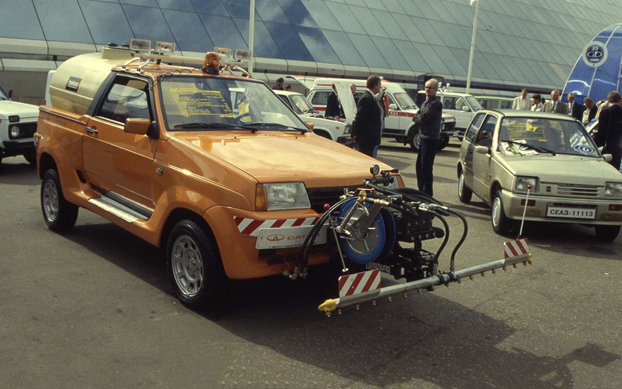 И совсем необычная техника – уборочный и поливальный автомобиль на базе полноприводного ВАЗ-210834 Тарзан. Машину, оснащенную 75-сильным дизелем Peugeot, построили совместно компании «Лада-Тул» и «Сатоп».