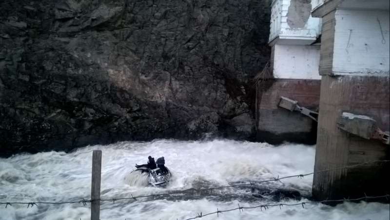 В Свердловской области нетрезвый водитель съехал с моста в реку — фото 745588