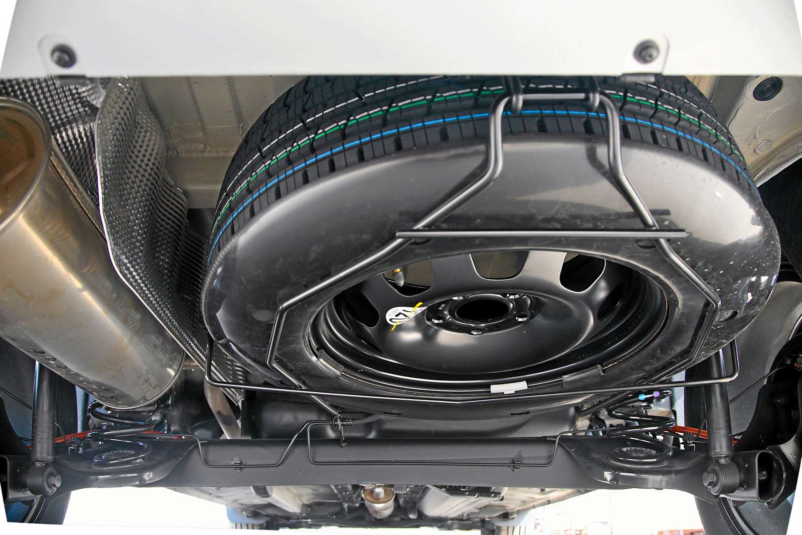 Запаска под днищем – особенность моноприводной версии. У машин с полным приводом – спрятанная в подполье багажника докатка.