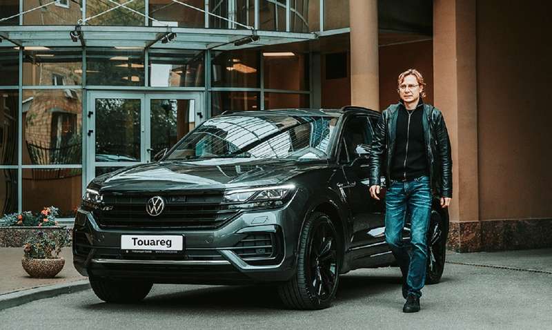 Volkswagen подарил тренеру сборной России по футболу новый Touareg