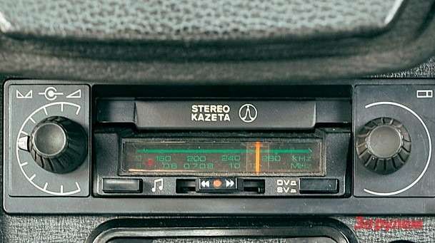Гордая надпись STEREO KAZETA сообщает: купе оснащено высшим шиком – магнитолой с кассетным магнитофоном.
