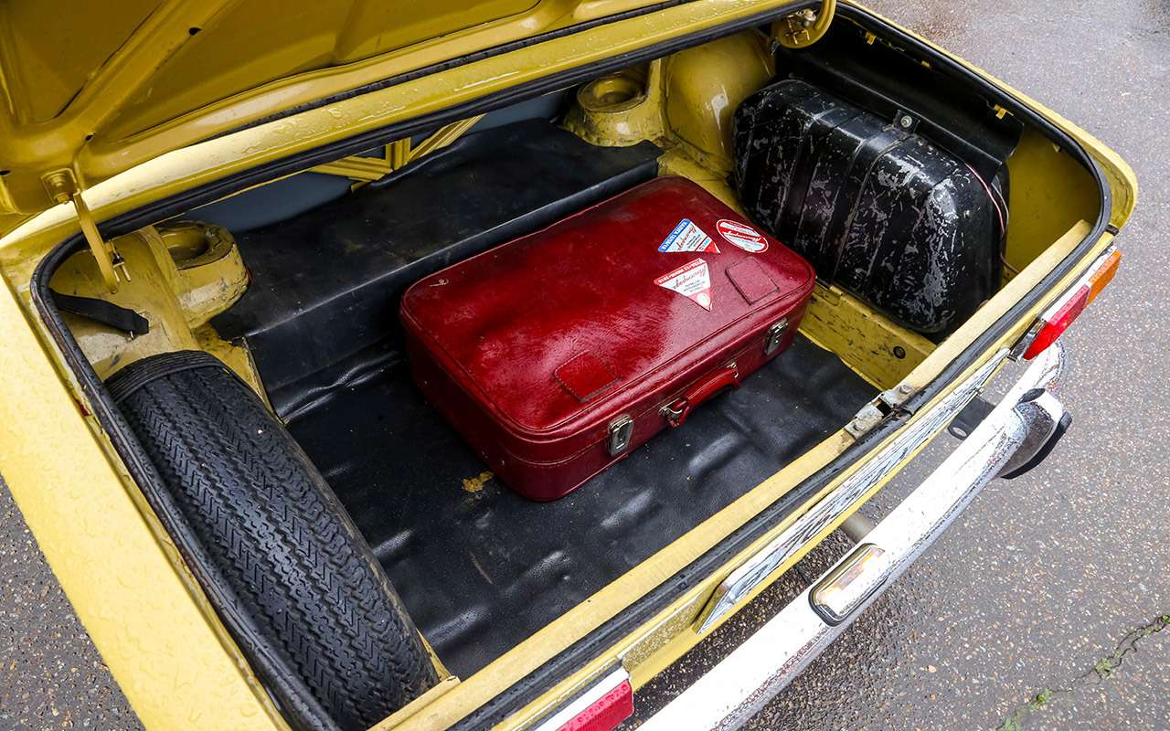 Багажник очень приличного объема. Жаль, что часть пространства съедает топливный бак и запаска.