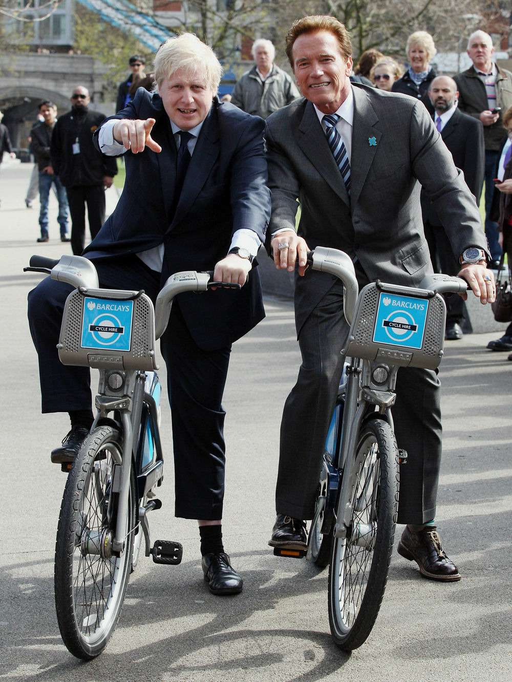 Вот хороший пример для наших чиновников: экс-мэр Лондона Борис Джонсон (занимал эту должность до 6 мая сего года). И сам все время на велосипеде, и Арнольда Шварценеггера посадил.