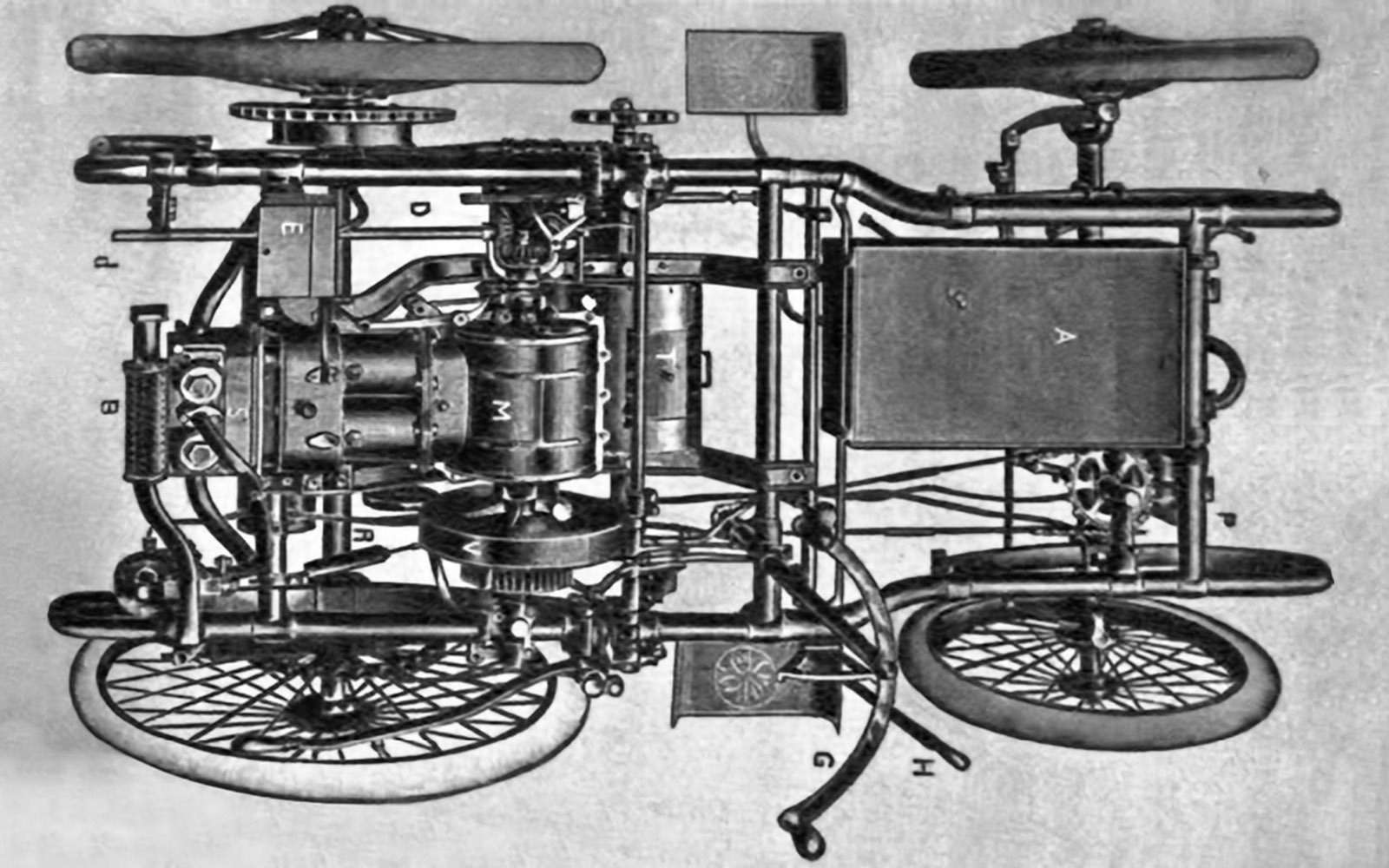 Шасси Peugeot 1899 года, типичного представителя автомобильного племени конца позапрошлого века. Двигатель – в базе, поближе к ведущим колесам, передача момента на колеса – цепью.