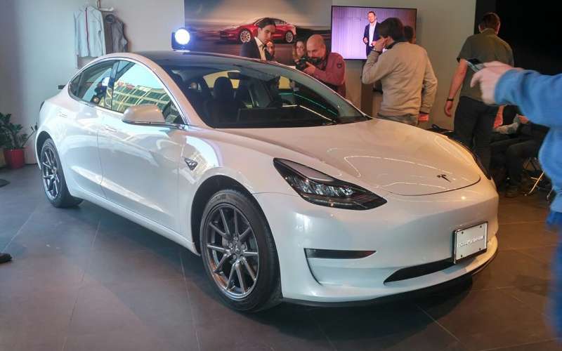 В России начали прием заказов на Tesla Model 3: цены объявлены